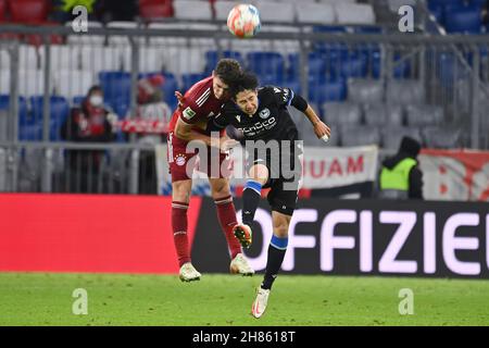 Munich, Allemagne.27 novembre 2021.Masaya OKUGAWA (BI), action, duels contre Benjamin PAVARD (FC Bayern Munich).Football 1.Bundesliga saison 2021/2022, 13.matchday, matchda13.FC Bayern Munich-Arminia Bielefeld 1-0, le 27 novembre 2021, ALLIANZARENA Muenchen.Credit: dpa/Alay Live News Banque D'Images