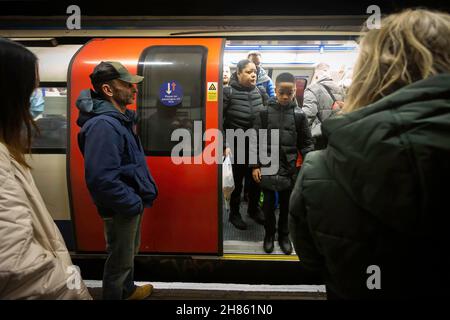 Londres, Royaume-Uni.26 novembre 2021.Les voyageurs quittent un train retardé à la gare de Waterloo, alors que le métro strikes.Commuters a été frappé par de graves retards dans le système de métro de Londres en raison d'une série de grèves causées par des conducteurs marchant sur un différend concernant leurs rotas.(Credit image: © Tejas Sandhu/SOPA Images via ZUMA Press Wire) Banque D'Images