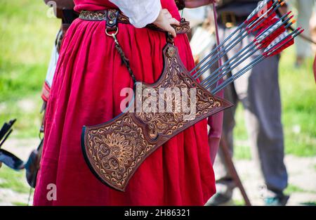 Personnes en vêtements médiévaux avec des arcs sur le territoire du château Banque D'Images