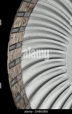 Disque de coupe à diamants, disque diamant pour béton, isolé sur fond noir Banque D'Images
