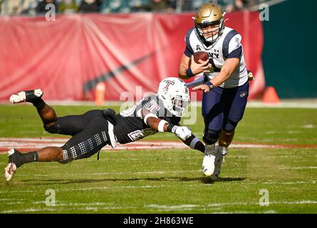 Philadelphie, Pennsylvanie, États-Unis.27 novembre 2021.Le QB TAI LAVATAI de la Marine (1) évite une attaque par l'un des joueurs défensifs de Temple pendant le match au Lincoln Financial Field.(Image de crédit : © Ricky Fitchett/ZUMA Press Wire) Banque D'Images