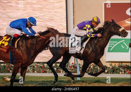 Del Mar, CA, États-Unis.27 novembre 2021.Del Mar, CA NOVEMBRE 27: #2 Beyond Brilliant, monté par Kent Desormeaux, dépasse #14 Santin, monté par Umberto Rispoli, pour gagner le Hollywood Derby (Grade l) le 27 novembre 2021 au Del Mar Thoroughbred Club, à Del Mar, CA.(Photo de Casey Phillips/Eclipse Sportswire/CSM).Crédit : csm/Alay Live News Banque D'Images