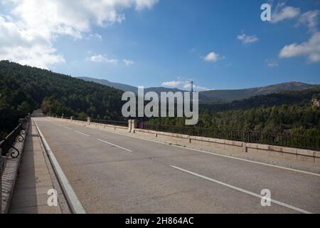 Une longue route menant aux montagnes dans la Valle de los Caidos, Espagne Banque D'Images