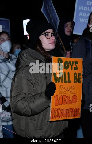 Londres, Royaume-Uni, 27 novembre 2021.La marche annuelle « récupérer la nuit » réservée aux femmes a lieu pour protester contre toutes les formes de violence masculine contre les femmes.Cette année, la police britannique a enregistré une augmentation de 7 % des crimes domestiques enregistrés et les meurtres de Sarah Everard et Sabina Nessa remettent en question la sécurité des femmes dans les rues du Royaume-Uni.Le premier mars 1977 a eu lieu en réaction à la demande faite par la police de rester à la maison à la suite de 13 meurtres par Peter Sutcliffe, surnommé l'Éventreur du Yorkshire, avec colère contre les femmes victimes d'un couvre-feu.Crédit : onzième heure Photographie/Alamy Live News Banque D'Images