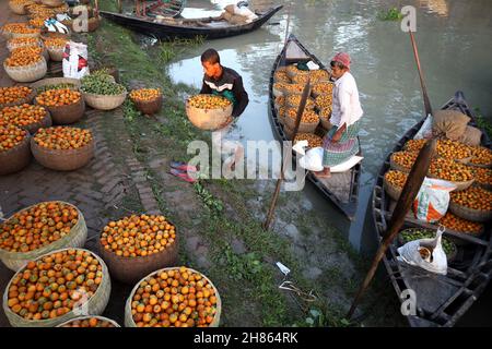 Barisal, Barisal, Bangladesh.9 novembre 2021.Les commerçants passent des temps occupés pour trier et vendre des noix de bétel dans un marché de gros à Barishal.Chaque lundi et vendredi, les gens viennent acheter et vendre ces petits fruits jaunâtres.De septembre à novembre, des noix de bétel brutes et mûres sont vendues.Les personnes plus âgées mangent généralement ceci avec des feuilles de bétel.Il y a un grand marché de noix de bétel au Bangladesh.Et il est également exporté à l'étranger.(Credit image: © Syed Mahabubul Kader/Pacific Press via ZUMA Press Wire) Banque D'Images