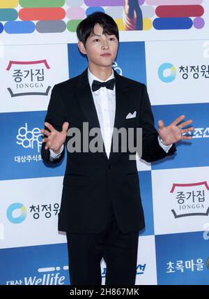 Séoul, Corée du Sud.26 novembre 2021.L'acteur sud-coréen Song Joong-ki est arrivé le tapis rouge pour les 42e Blue Dragon film Awards au KBS Hall de Séoul, en Corée du Sud, le 26 novembre 2021.(Photo par: Lee Young-ho/Sipa USA) crédit: SIPA USA/Alay Live News Banque D'Images