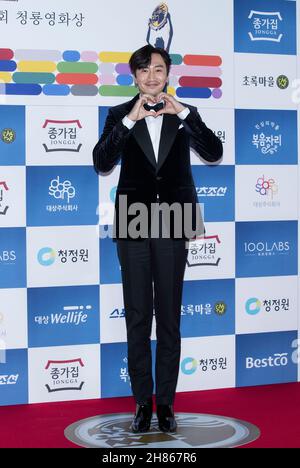 Séoul, Corée du Sud.26 novembre 2021.Le 26 novembre 2021, l'acteur sud-coréen Lee Kwang-soo est arrivé au tapis rouge pour les 42e Blue Dragon film Awards au KBS Hall de Séoul, en Corée du Sud.(Photo par: Lee Young-ho/Sipa USA) crédit: SIPA USA/Alay Live News Banque D'Images