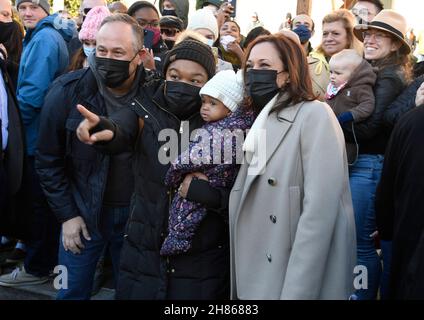 Washington, DC.27 novembre 2021.Kamala Harris, vice-présidente des États-Unis, et Douglas Emhoff, deuxième homme, ont pris leur photo avec les acheteurs qui soutiennent les petites entreprises samedi en se rendant au marché de vacances du centre-ville de DCs, le samedi 27 novembre 2021, à Washington,CC.Credit: Mike Theiler/Pool via CNP/dpa/Alay Live News Banque D'Images