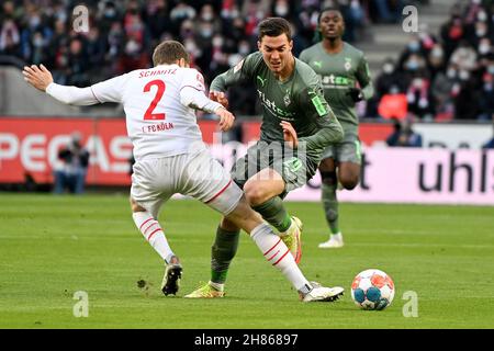 Cologne, Allemagne.27 novembre 2021.Joe Scally (R) de Moenchengladbach vies avec Benno Schmitz de Cologne lors de la première division allemande Bundesliga football match entre le FC Cologne et Borussia Moenchengladbach à Cologne, Allemagne, 27 novembre 2021.Crédit: Ulrich Hufnage/Xinhua/Alamy Live News Banque D'Images