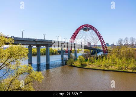 Paysage du pont suspendu de Zhivopisny à Moscou, Russie.C'est le premier pont de Moscou Banque D'Images