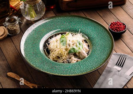 Sauce à la crème fetuchini avec poulet et champignons Banque D'Images