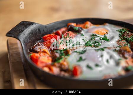 Gros plan de la shakshuka traditionnelle dans une poêle à frire. Banque D'Images