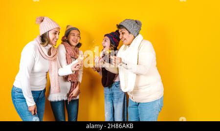 Posada Mexicana, famille mexicaine chantant des chants de Noël, trois générations de femmes au Mexique en Amérique latine Banque D'Images