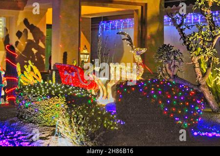 Palm Springs, États-Unis.28 novembre 2021.Habituel American sur le dessus (tôt) l'affichage des lumières de Noël entourant une maison à Palm Springs, Californie, États-Unis crédit: Motofoto/Alay Live News Banque D'Images