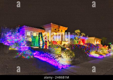 Palm Springs, États-Unis.28 novembre 2021.Habituel American sur le dessus (tôt) l'affichage des lumières de Noël entourant une maison à Palm Springs, Californie, États-Unis crédit: Motofoto/Alay Live News Banque D'Images