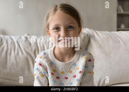 Photo de la tête d'une adorable petite fille souriante. Banque D'Images