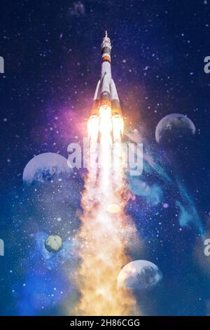 Navette spatiale prenant , Spaceship lever avec souffle et fumée sur le fond de la planète bleue terre et coucher de soleil.éléments de cette image meublée Banque D'Images