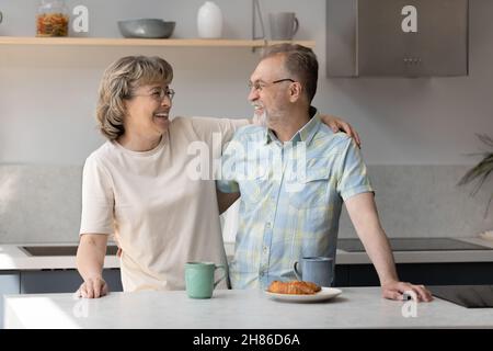 Couple marié et jeune dans la cuisine Banque D'Images