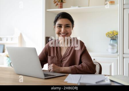 Portrait d'une femme d'affaires indienne souriante et confiante. Banque D'Images