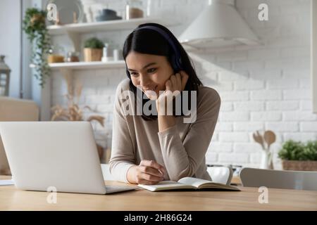 Jeune femme asiatique en casque étudiant en ligne Banque D'Images
