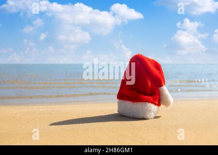 Chapeau de père Noël sur une plage de sable.Concept de célébration de la nouvelle année Banque D'Images