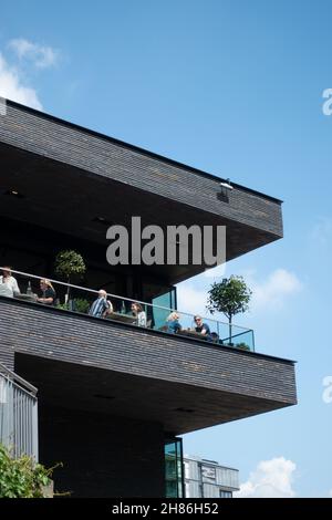 Les personnes qui apprécient le soleil et la nourriture sur la terrasse ensoleillée donnant sur le canal Regents au restaurant Lighterman près de Kings Cross, Londres Banque D'Images