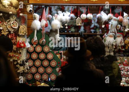 Bucarest, Roumanie - 26 novembre, 2021: Détails avec différentes décorations de Noël lors d'une foire de Noël. Banque D'Images