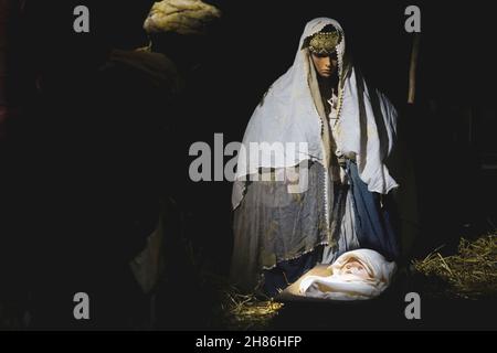 Bucarest, Roumanie - 26 novembre 2021 : la scène de la Nativité lors d'une foire de Noël. Banque D'Images