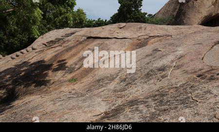 Magnifique rocher au milieu de la nature (mahabalipuram) Banque D'Images