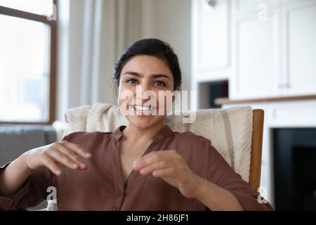 Bonne femme indienne millénaire qui parle de caméra. Banque D'Images