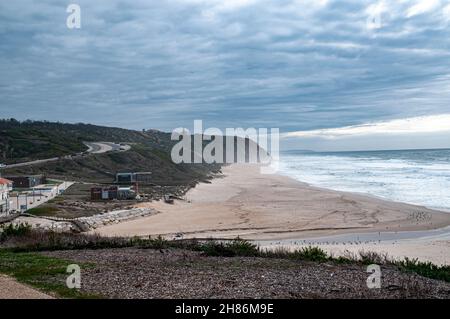 Portrait de la ville et de la plage de Nazaré, Portugal Banque D'Images