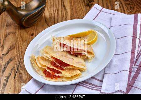 Crêpes ou blini au caviar rouge.Cuisine russe.Maslenitsa Banque D'Images