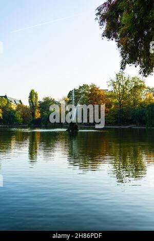 Paysage vert vif près du lac dans le jardin de Cismigiu (Gradina Cismigiu), un parc public dans le centre-ville de Bucarest Banque D'Images