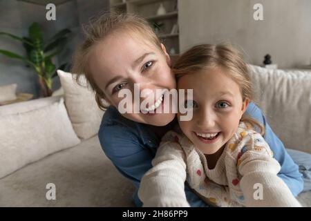 Caméra Web visualiser jeune mère et petite fille enregistrer la vidéo. Banque D'Images