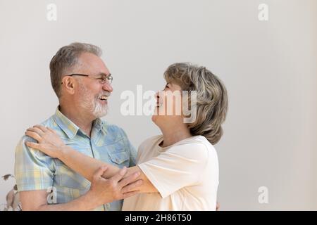 Un vieux couple gai marié qui s'embrasse, danse, rit Banque D'Images