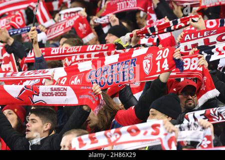 Les supporters kop LOSC lors du championnat français Ligue 1 match de football entre le LOSC Lille et le FC Nantes le 27 novembre 2021 au stade Pierre Mauroy à Villeneuve-d'Ascq près de Lille, France - photo Laurent Sanson / LS Medianord / DPPI Banque D'Images