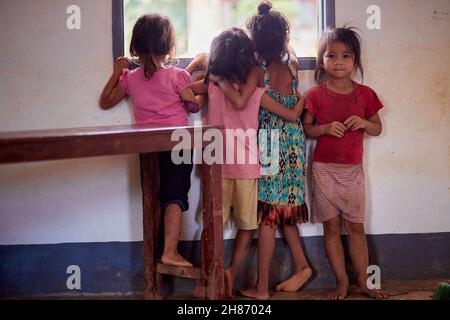 Luang Prabang.Laos.18 novembre 2014.Élèves de l'école primaire de Luang Prabang au Laos.© Iñigo Alzugaray/Alamy stock photo Banque D'Images