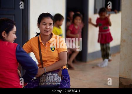 Luang Prabang.Laos.18 novembre 2014.Élèves de l'école primaire de Luang Prabang au Laos.© Iñigo Alzugaray/Alamy stock photo Banque D'Images