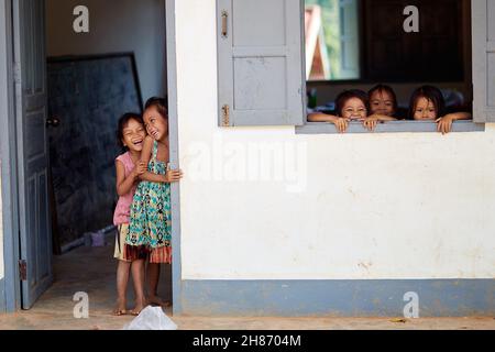 Luang Prabang.Laos.18 novembre 2014.Élèves de l'école primaire de Luang Prabang au Laos.© Iñigo Alzugaray/Alamy stock photo Banque D'Images