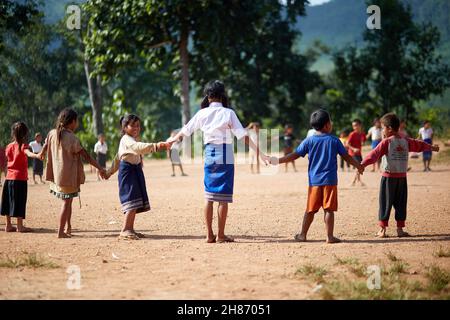 Luang Prabang.Laos.18 novembre 2014.Élèves de l'école primaire de Luang Prabang au Laos.© Iñigo Alzugaray/Alamy stock photo Banque D'Images