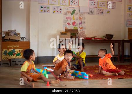 Luang Prabang.Laos.18 novembre 2014.Élèves de l'école primaire de Luang Prabang au Laos.© Iñigo Alzugaray/Alamy stock photo Banque D'Images