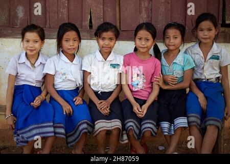 Luang Prabang.Laos.18 novembre 2014.Élèves de l'école primaire de Luang Prabang au Laos.© Iñigo Alzugaray/Alamy stock photo Banque D'Images