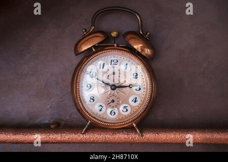 réveil ancien en cuivre vintage sur fond sombre Banque D'Images