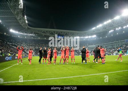 L'équipe Atalanta célèbre avec des supporters lors du championnat italien Serie Un match de football entre Juventus FC et Atalanta BC le 27 novembre 2021 au stade Allianz de Turin, Italie - photo: Nderim Kacili/DPPI/LiveMedia Banque D'Images