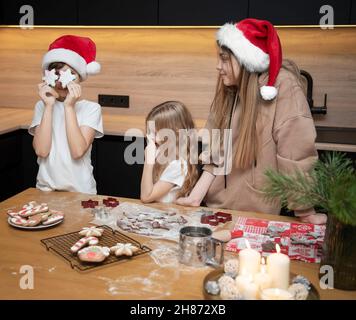 Préparez-vous pour les vacances de Noël.Les enfants préparent du pain d'épice dans la cuisine Banque D'Images