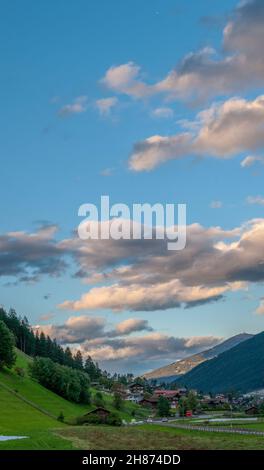 Les formations de nuages Cumulus avec fond de ciel bleu. Photographié à Stubai, Tyrol, Autriche en Septembre Banque D'Images