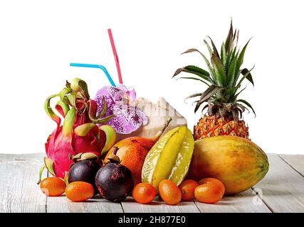 Fruits tropicaux sur une table en bois isolée sur fond blanc Banque D'Images
