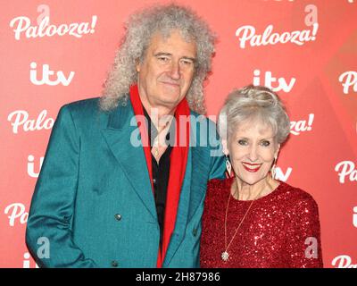 Brian May et Anita Dobson arrivent pour l'ITV Palooza 2021 au Royal Festival Hall, Londres, Royaume-Uni le 23 novembre 2021 Banque D'Images