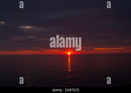 Coucher de soleil à Boracay offre un coucher de soleil grandiose sur la plage de Boracay.Une façon de se détendre après une journée passée à profiter de l'atmosphère tropicale de l'île. Banque D'Images