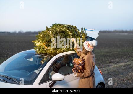 Femme se prépare pour des vacances du nouvel an Banque D'Images